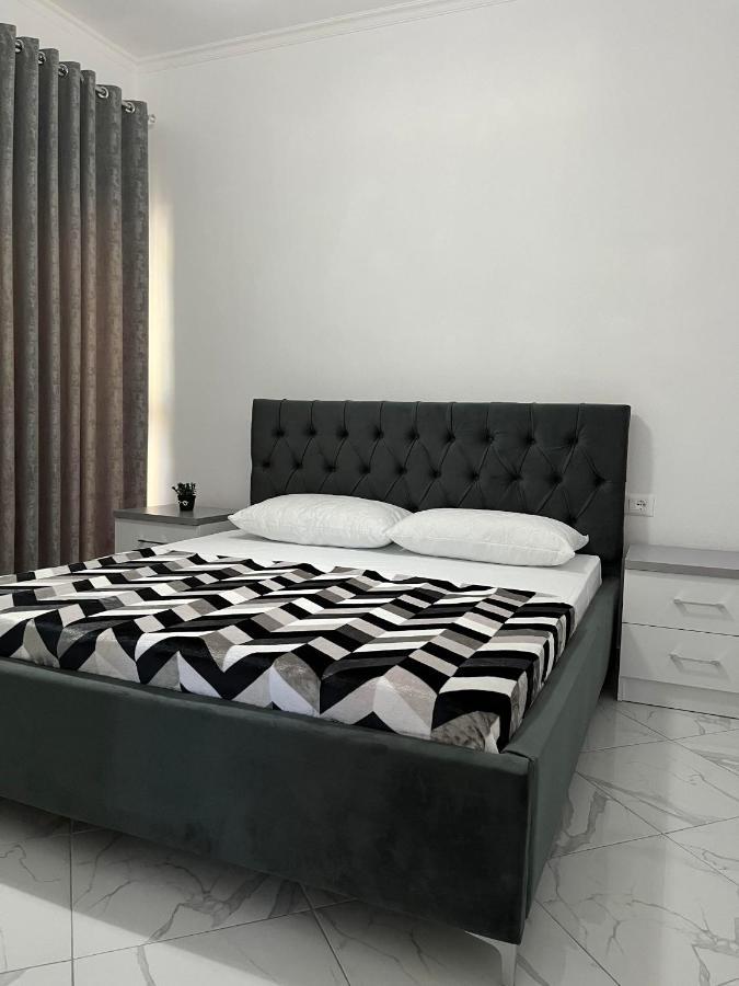 Xhefri'S Apartments Vlorë Екстериор снимка