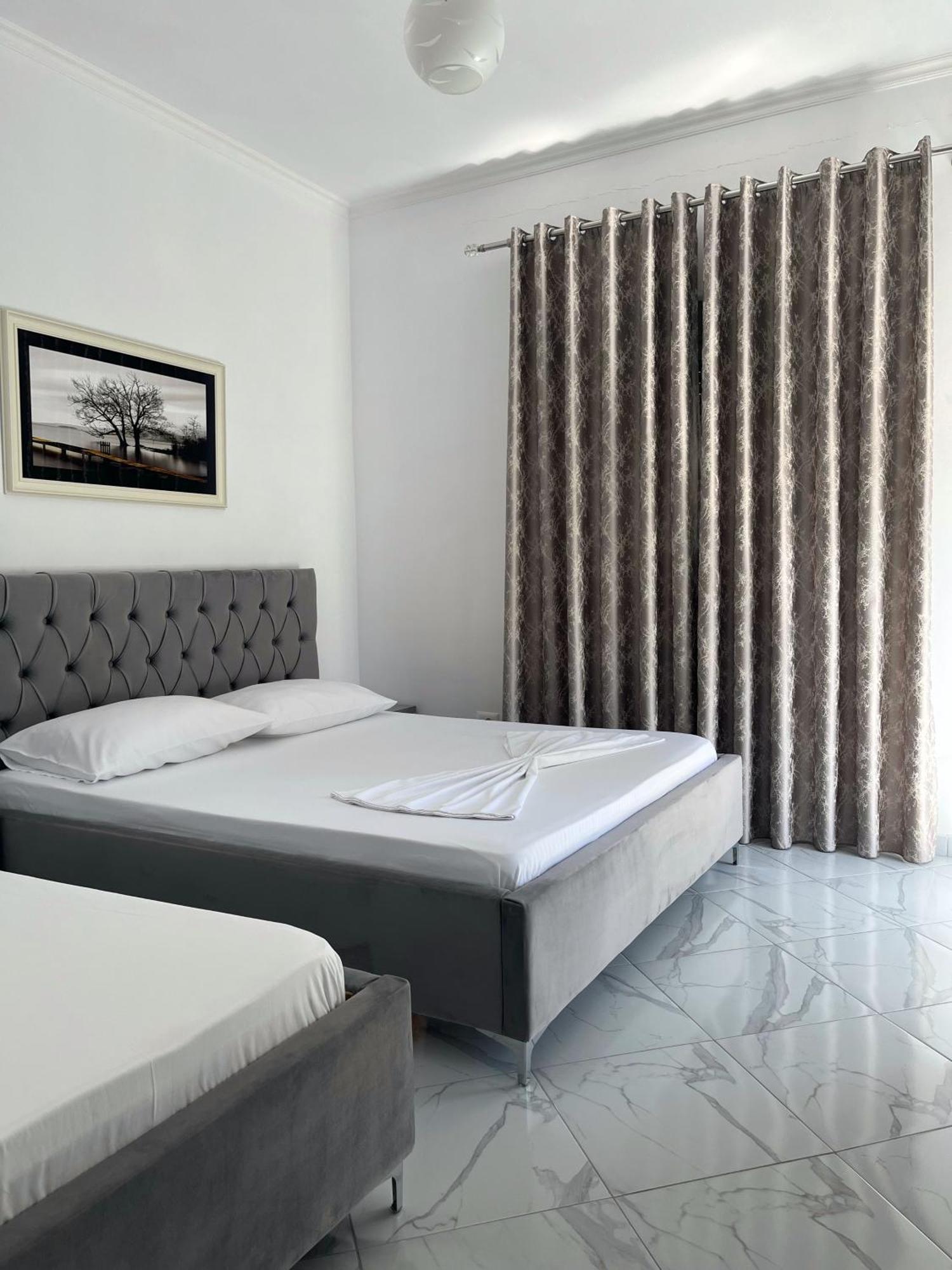 Xhefri'S Apartments Vlorë Екстериор снимка