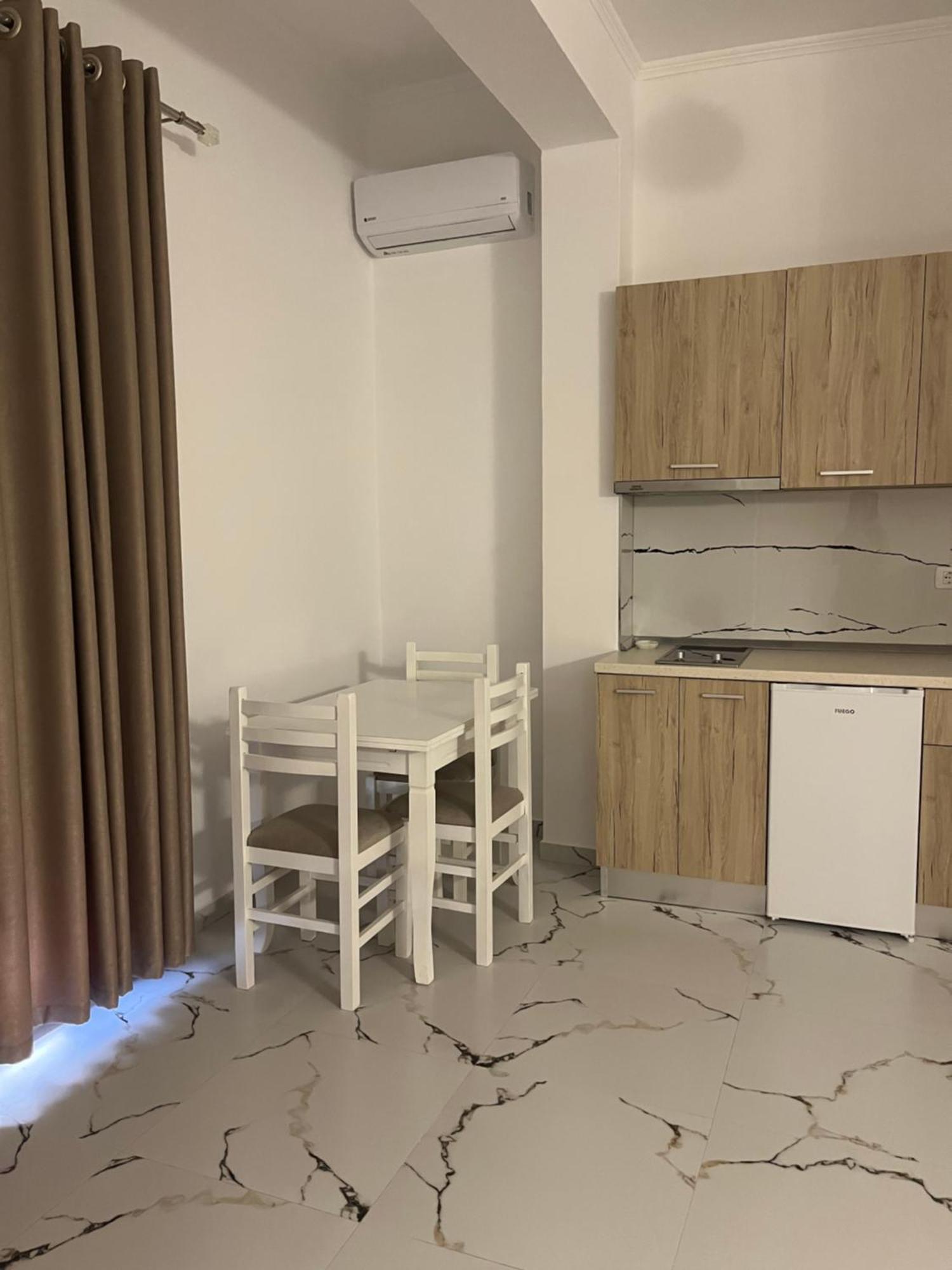 Xhefri'S Apartments Vlorë Екстериор снимка