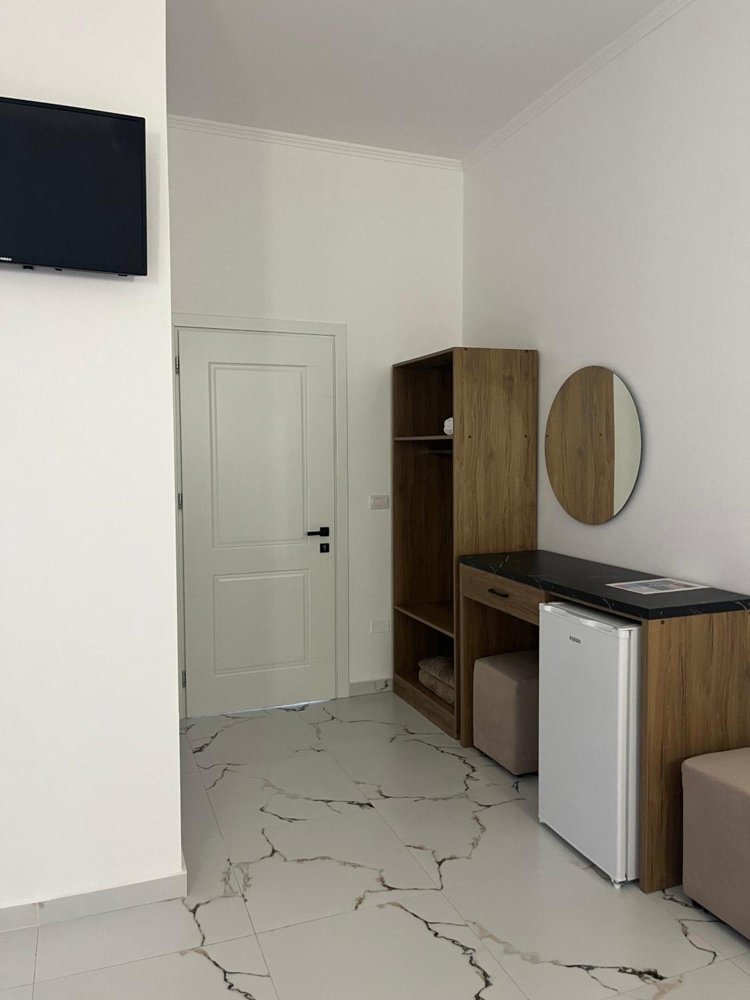 Xhefri'S Apartments Vlorë Екстериор снимка