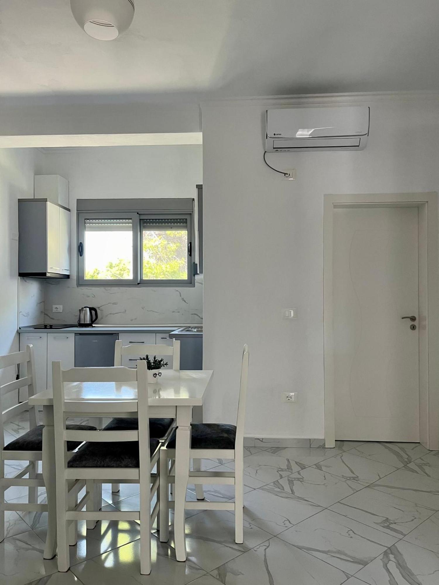 Xhefri'S Apartments Vlorë Екстериор снимка