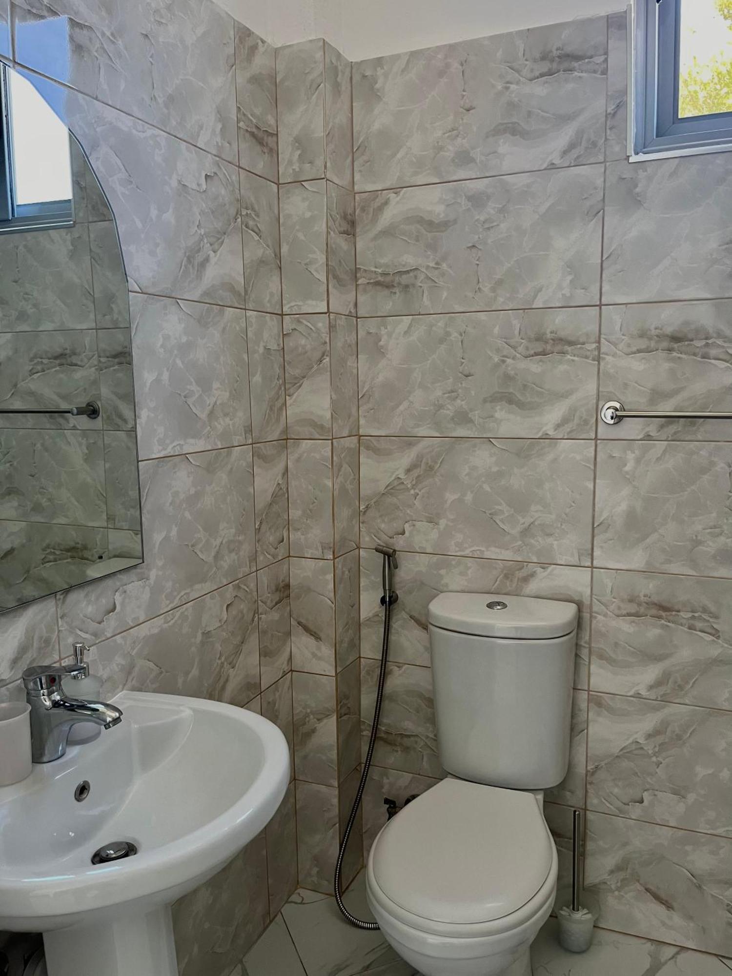 Xhefri'S Apartments Vlorë Екстериор снимка