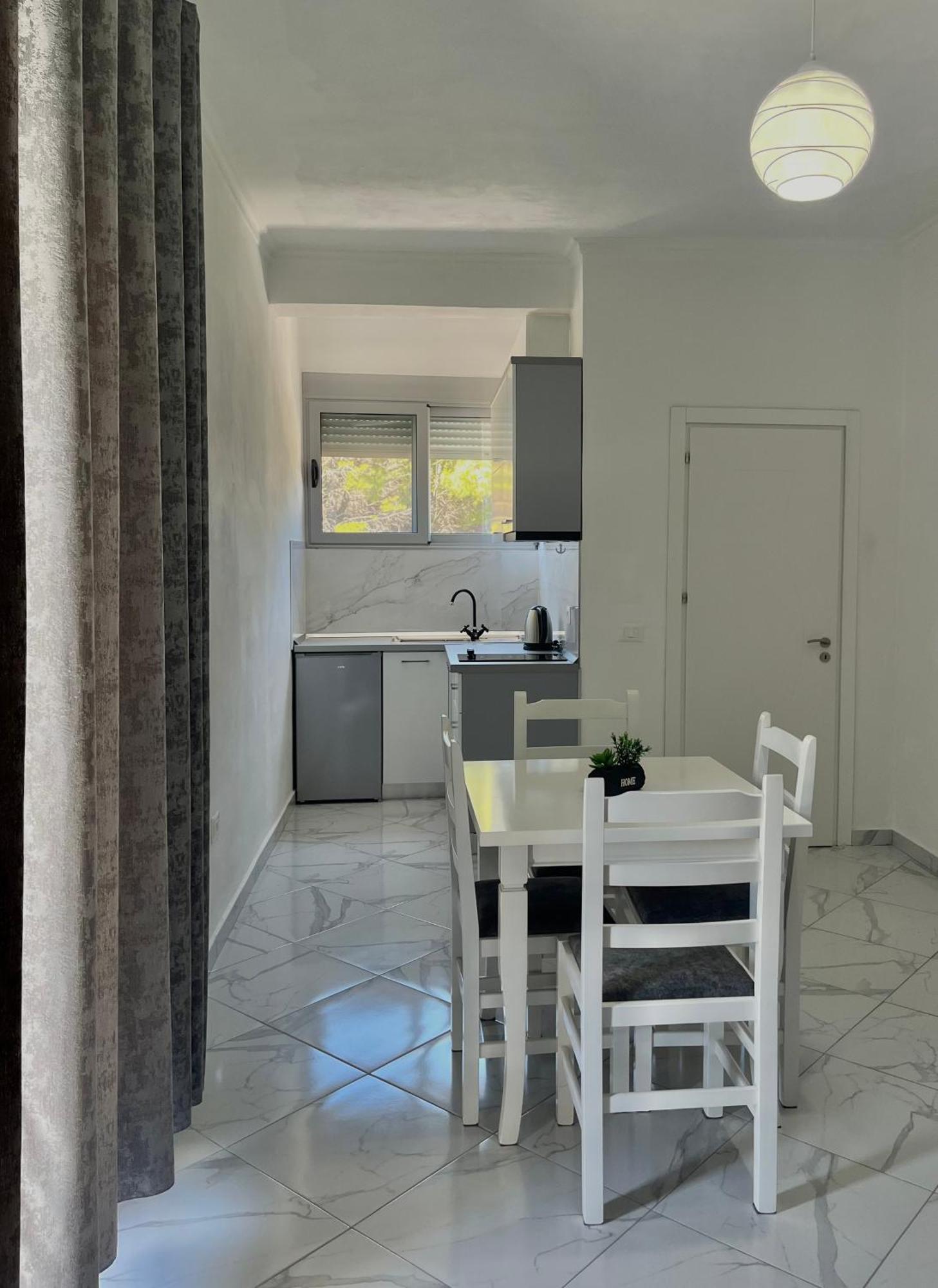 Xhefri'S Apartments Vlorë Екстериор снимка